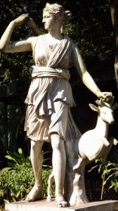 Essa é a deusa romana Diana, relacionada à Ártemis na mitologia grega É a deusa da caça, filha de Júpiter e Latona, irmã gêmea de Apolo.